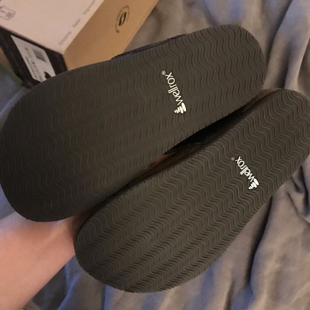 Wellrox Chloe black leather flip flops